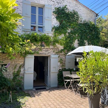 Gite Du Presbytere Port D'Envaux, Ravissante Maison De Charme Exterior foto